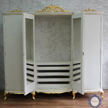 Cargar imagen en el visor de la galería, Armario Antiguo Restaurado Blanco con Hoja Dorada