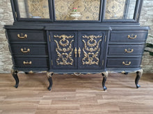 Cargar imagen en el visor de la galería, Vitrina Restaurada Negra y Dorada