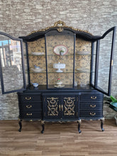 Cargar imagen en el visor de la galería, Vitrina Restaurada Negra y Dorada
