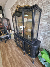 Cargar imagen en el visor de la galería, Vitrina Restaurada Negra y Dorada