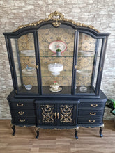 Cargar imagen en el visor de la galería, Vitrina Restaurada Negra y Dorada