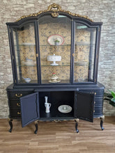 Cargar imagen en el visor de la galería, Vitrina Restaurada Negra y Dorada