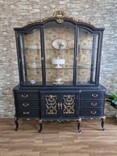 Cargar imagen en el visor de la galería, Vitrina Restaurada Negra y Dorada