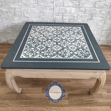 Cargar imagen en el visor de la galería, Mesa de Centro Restaurada de Madera con Diseño Geométrico