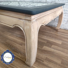 Cargar imagen en el visor de la galería, Mesa de Centro Restaurada de Madera con Diseño Geométrico