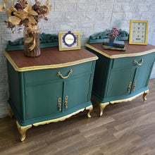 Cargar imagen en el visor de la galería, mesillas de noche restauradas verde y dorado