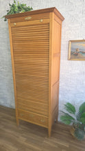 Cargar imagen en el visor de la galería, Archivador antiguo de persiana en roble macizo restaurado