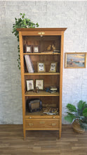 Cargar imagen en el visor de la galería, Archivador antiguo de persiana en roble macizo restaurado