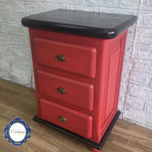 Cargar imagen en el visor de la galería, Mesita Renovada en rojo con pátina negra y encimera en negro brillante