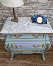 Cargar imagen en el visor de la galería, Pareja de Mesitas de Noche con Mármol - Estilo Clásico Retsaurado
