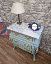 Cargar imagen en el visor de la galería, Pareja de Mesitas de Noche con Mármol - Estilo Clásico Retsaurado