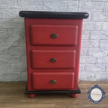 Cargar imagen en el visor de la galería, Mesita Renovada en rojo con pátina negra y encimera en negro brillante
