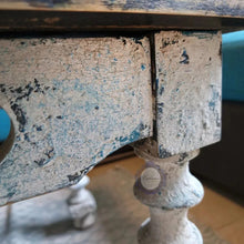 Cargar imagen en el visor de la galería, Mesa Baja Restaurada Shabby Chic