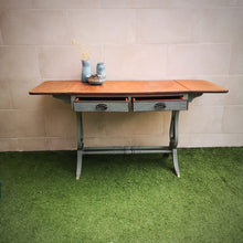 Cargar imagen en el visor de la galería, Mesa regencia de caoba restaurada en madera natural de caoba y verde abierta