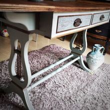 Cargar imagen en el visor de la galería, Mesa regencia de caoba restaurada en madera natural de caoba y verde detalle patas y cajones