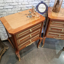 Cargar imagen en el visor de la galería, Pareja Mesitas De noche Louis XV - Restauradas