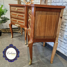 Cargar imagen en el visor de la galería, Pareja Mesitas De noche Louis XV - Restauradas