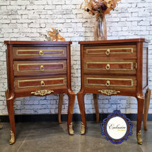 Cargar imagen en el visor de la galería, Pareja Mesitas De noche Louis XV - Restauradas