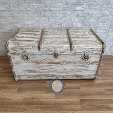 Cargar imagen en el visor de la galería, Baúl vintage restaurado artesanalmente – Exclusive Muebles
