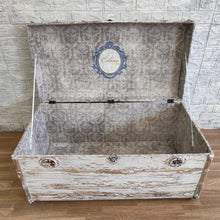 Cargar imagen en el visor de la galería, Baúl vintage restaurado artesanalmente – Exclusive Muebles

