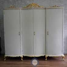 Cargar imagen en el visor de la galería, Armario Antiguo Restaurado Blanco con Hoja Dorada
