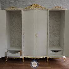 Cargar imagen en el visor de la galería, Armario Antiguo Restaurado Blanco con Hoja Dorada
