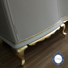 Cargar imagen en el visor de la galería, Armario Antiguo Restaurado Blanco con Hoja Dorada
