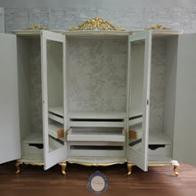 Cargar imagen en el visor de la galería, Armario Antiguo Restaurado Blanco con Hoja Dorada
