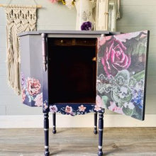 Cargar imagen en el visor de la galería, Papel Decoupage Re Design With Prima - TISSUE PAPER DARK LACER FLORAL
