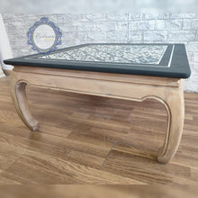 Cargar imagen en el visor de la galería, Mesa de Centro Restaurada de Madera con Diseño Geométrico
