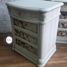Cargar imagen en el visor de la galería, Mesitas de Noche Restauradas en Blanco con Decoupage Floral Vintage
