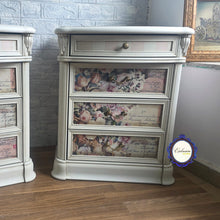 Cargar imagen en el visor de la galería, Mesitas de Noche Restauradas en Blanco con Decoupage Floral Vintage
