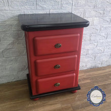 Cargar imagen en el visor de la galería, Mesita Renovada en rojo con pátina negra y encimera en negro brillante
