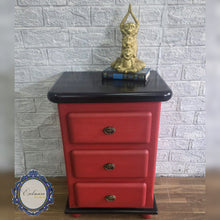 Cargar imagen en el visor de la galería, Mesita Renovada en rojo con pátina negra y encimera en negro brillante

